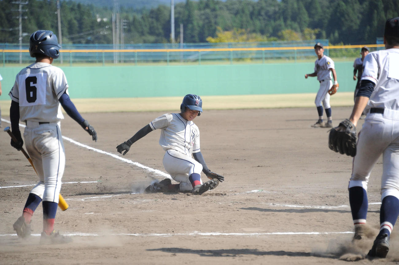 10回裏2死一、二塁、染川の左前打で生還する牧野（中央）