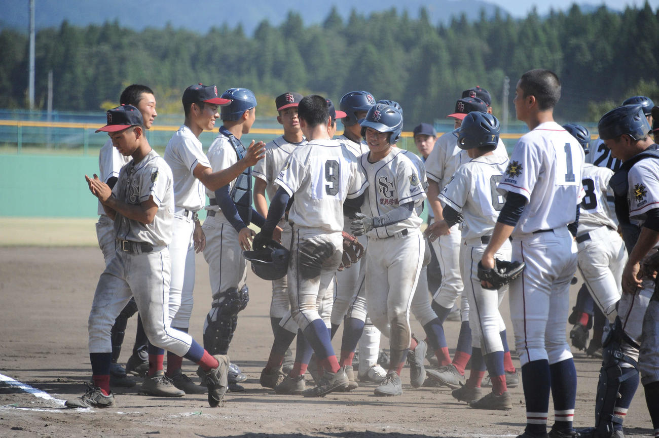 サヨナラ勝ちに笑顔で喜ぶ関根学園