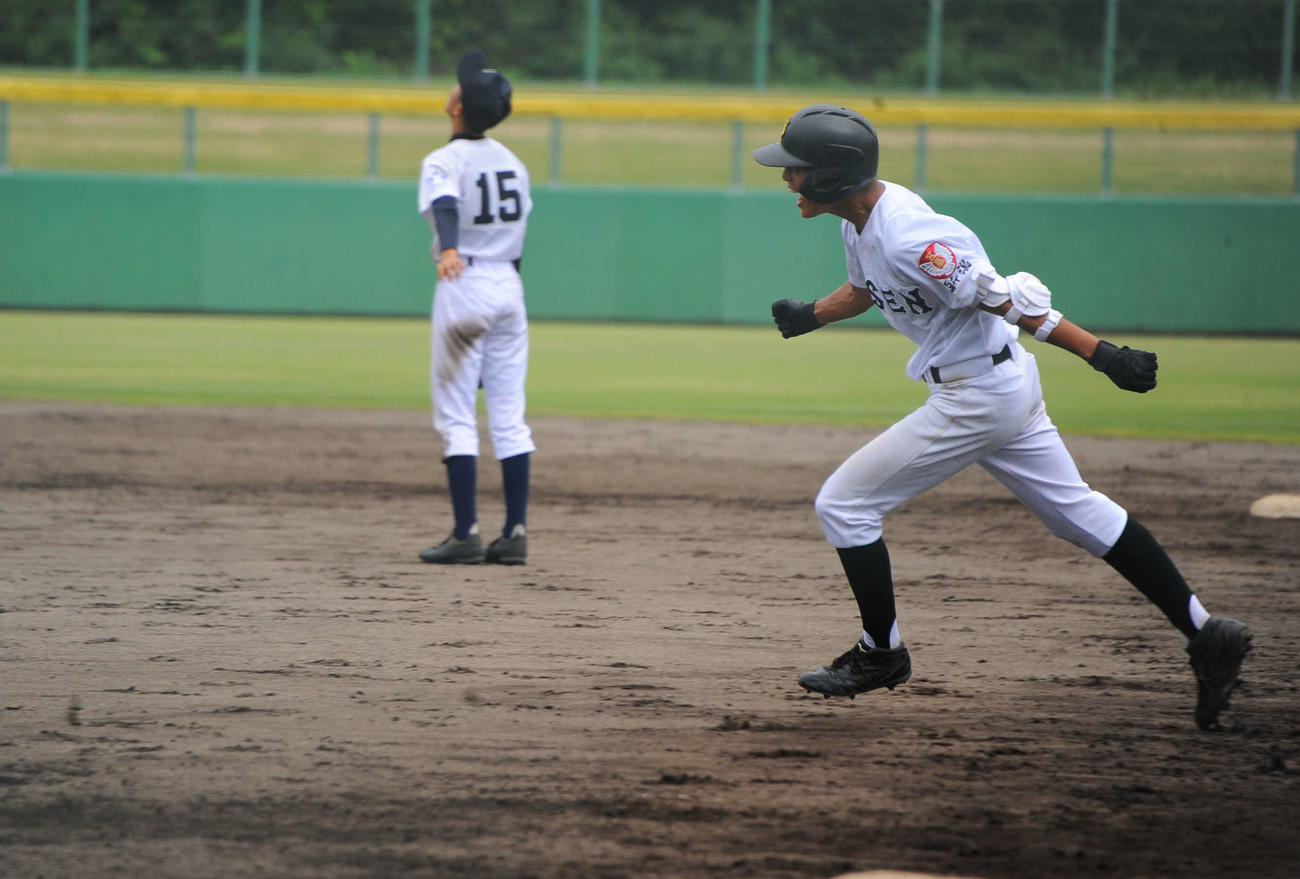 サヨナラ打を放ちガッツポーズで喜ぶ五泉・酒井康