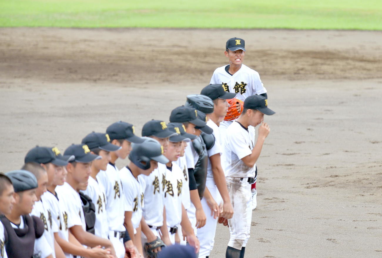 角館対秋田修英　右足を痛めて顔をしかめながら整列する角館・武田（右端）（撮影・鎌田直秀）