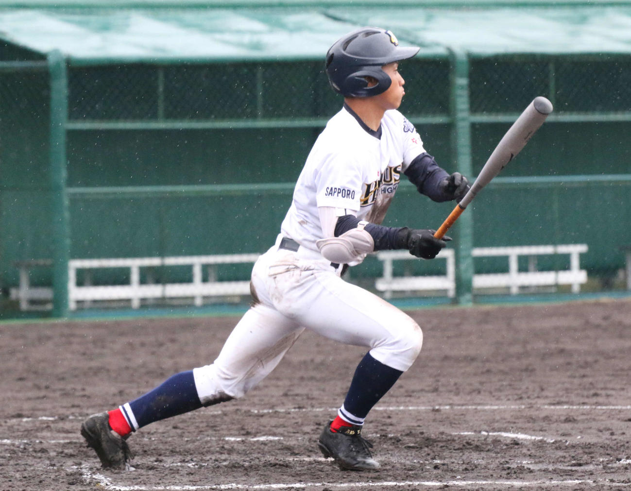 北星学園大付対北広島　7回表北星学園大付2死、中前打を放つ富沢（撮影・浅水友輝）