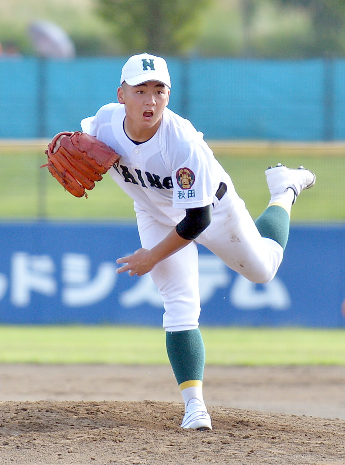 力強い投球を見せる大曲農・竹村凌平投手
