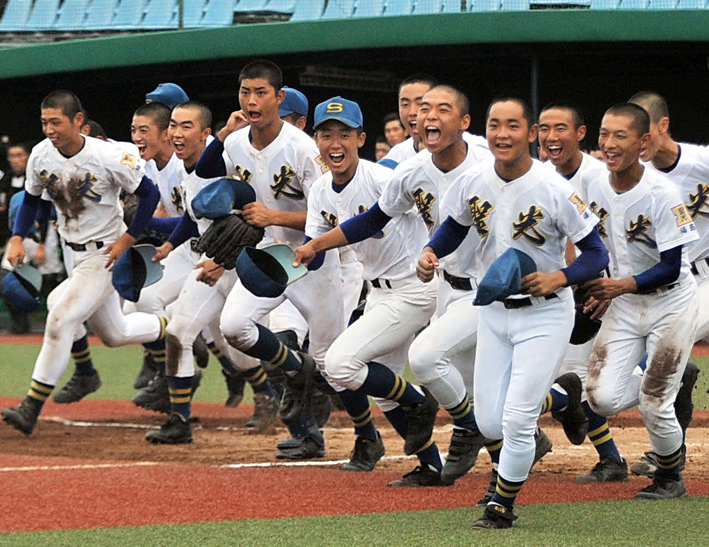 新チーム初公式戦初勝利を喜ぶ聖光学院ナイン（撮影・佐々木雄高）