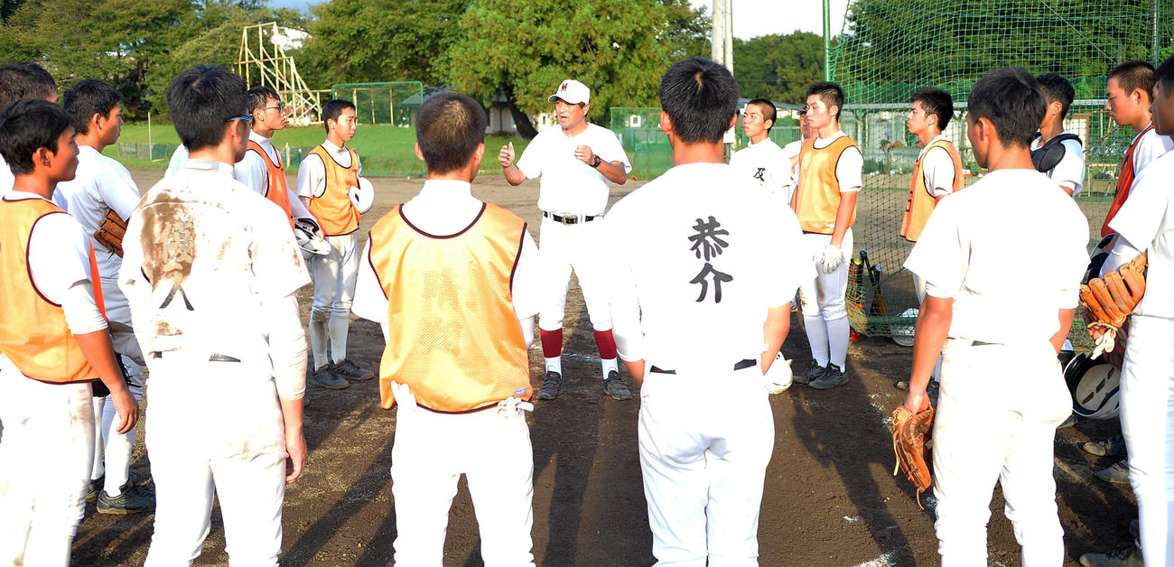 佐々木監督（中央）を中心に円陣を組む水沢の選手たち（撮影・鎌田直秀）