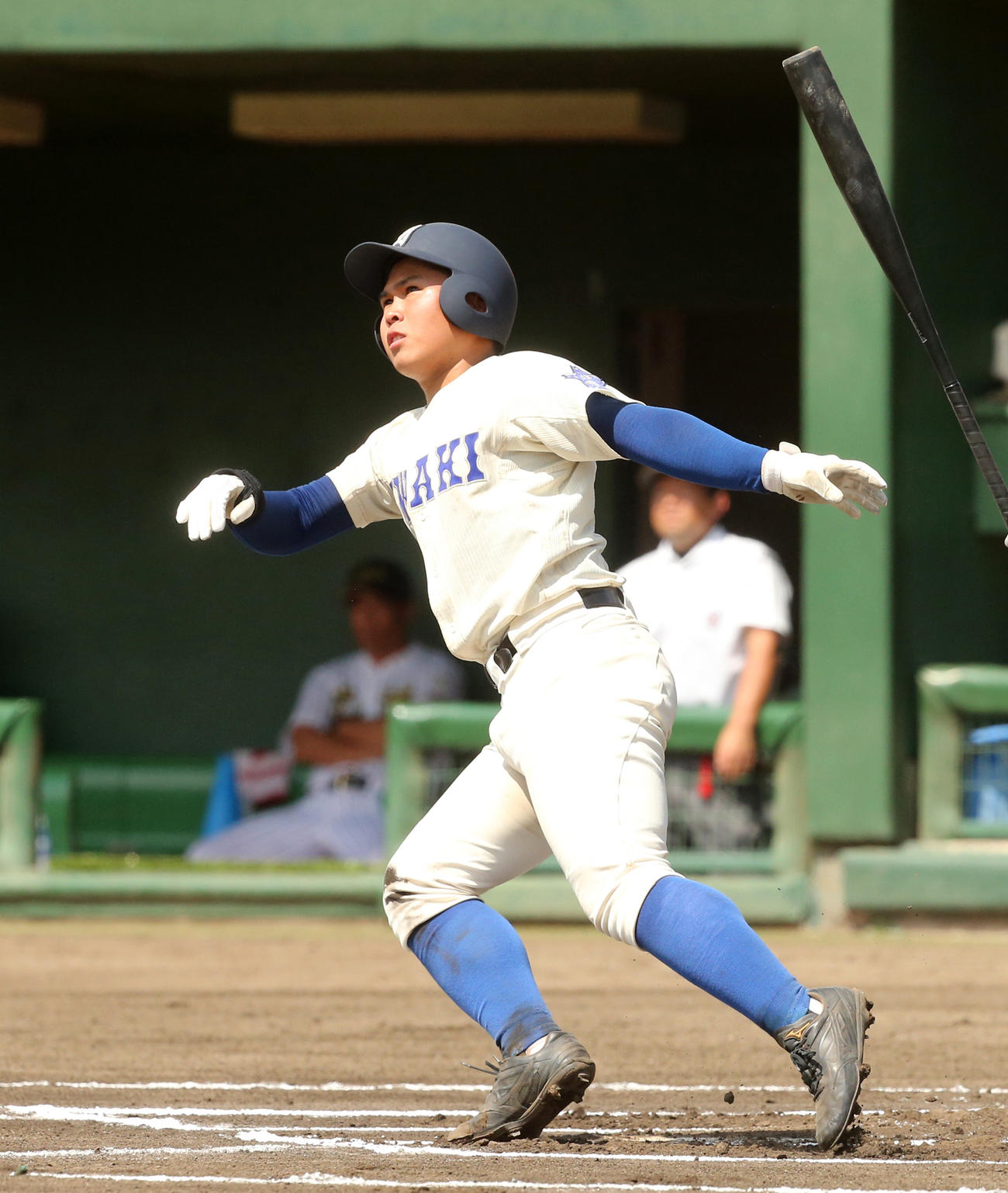 6回表磐城1死、左越え本塁打を放つ鈴木隆（撮影・野上伸悟）