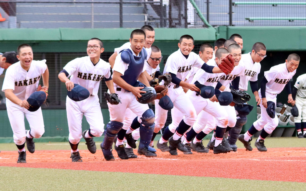 全道大会一番乗りを決め喜ぶ中標津の選手たち（撮影・永野高輔）