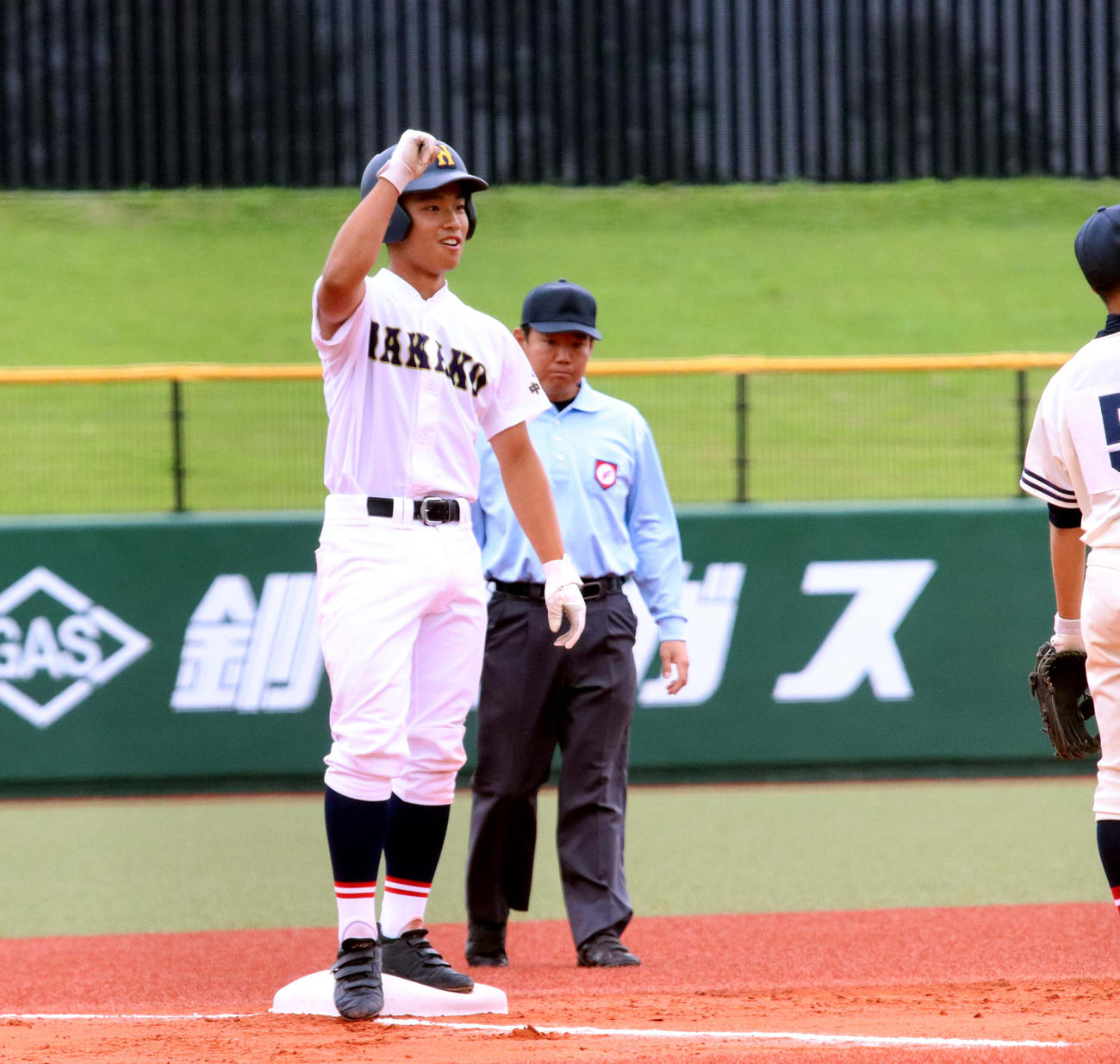 1回裏中標津1死三塁、4番池野が右中間へ勝ち越しの適時三塁打を放ち塁上で右手を挙げる（撮影・永野高輔）