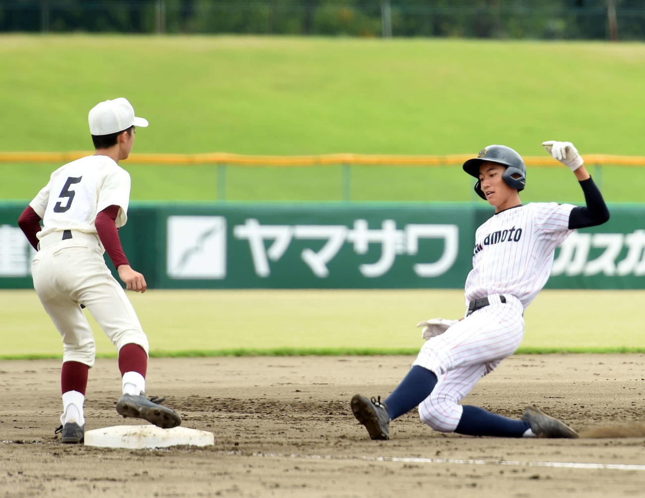 8回裏無死、菅井は右越えに三塁打を放ち、滑り込む