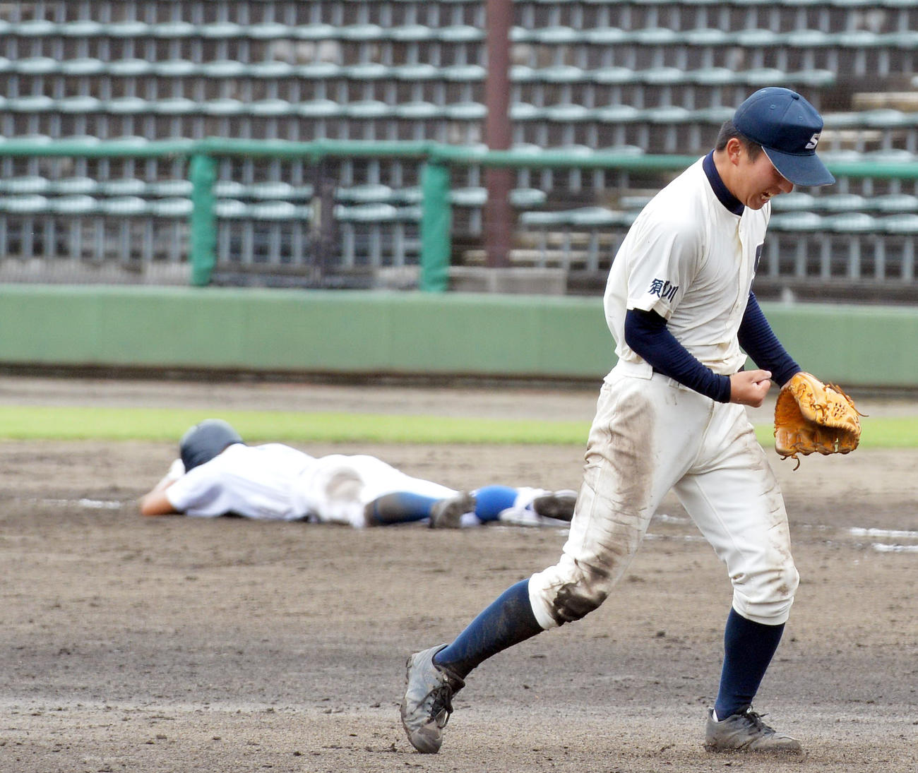 最後の打者を併殺に打ち取り、ほえる須賀川・樽川（撮影・佐藤究）