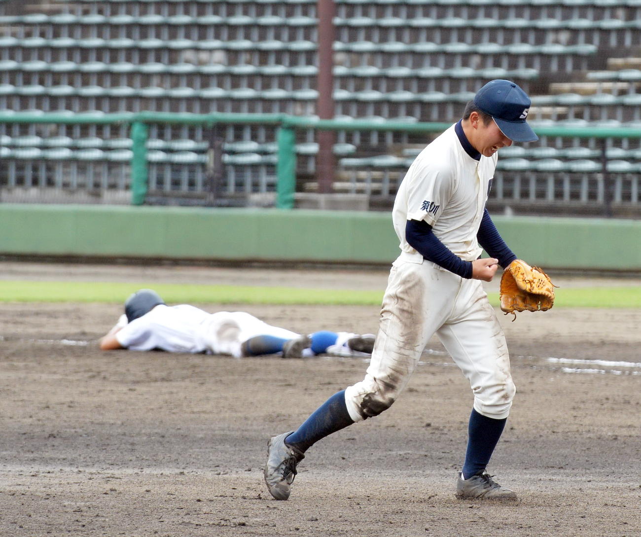 最後の打者を併殺に打ち取り、吠える須賀川・樽川（撮影・佐藤究）　