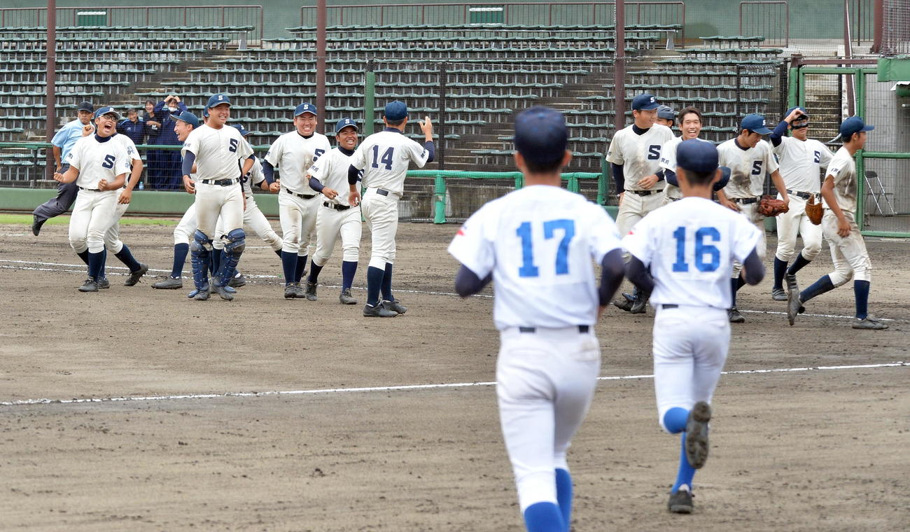 光南を5－4で下した須賀川ナインは、笑顔で整列（撮影・佐藤究）　