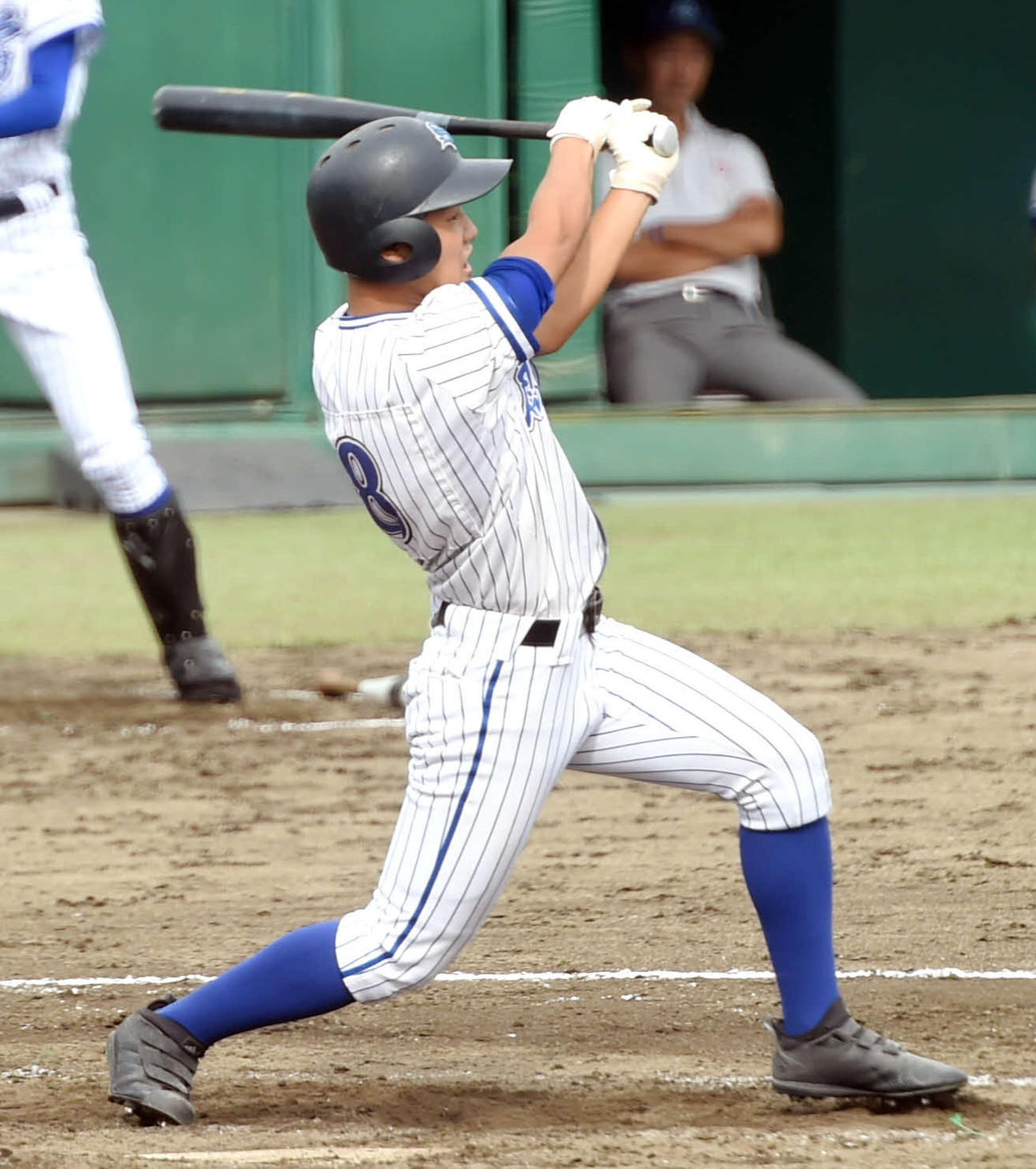 5回表創学館2死三塁、勝ち越しの左適時打を放つ佐東