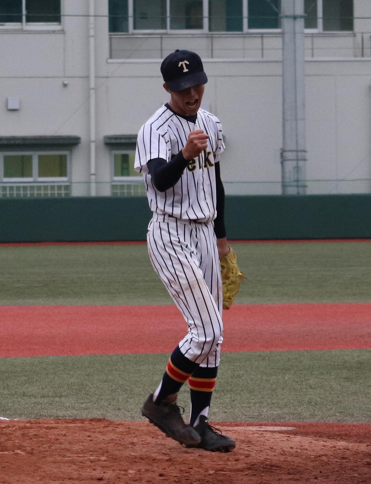 帝京対聖パウロ学園　最後の打者を遊ゴロに打ち取り、ガッツポーズする帝京・安川（撮影・古川真弥）