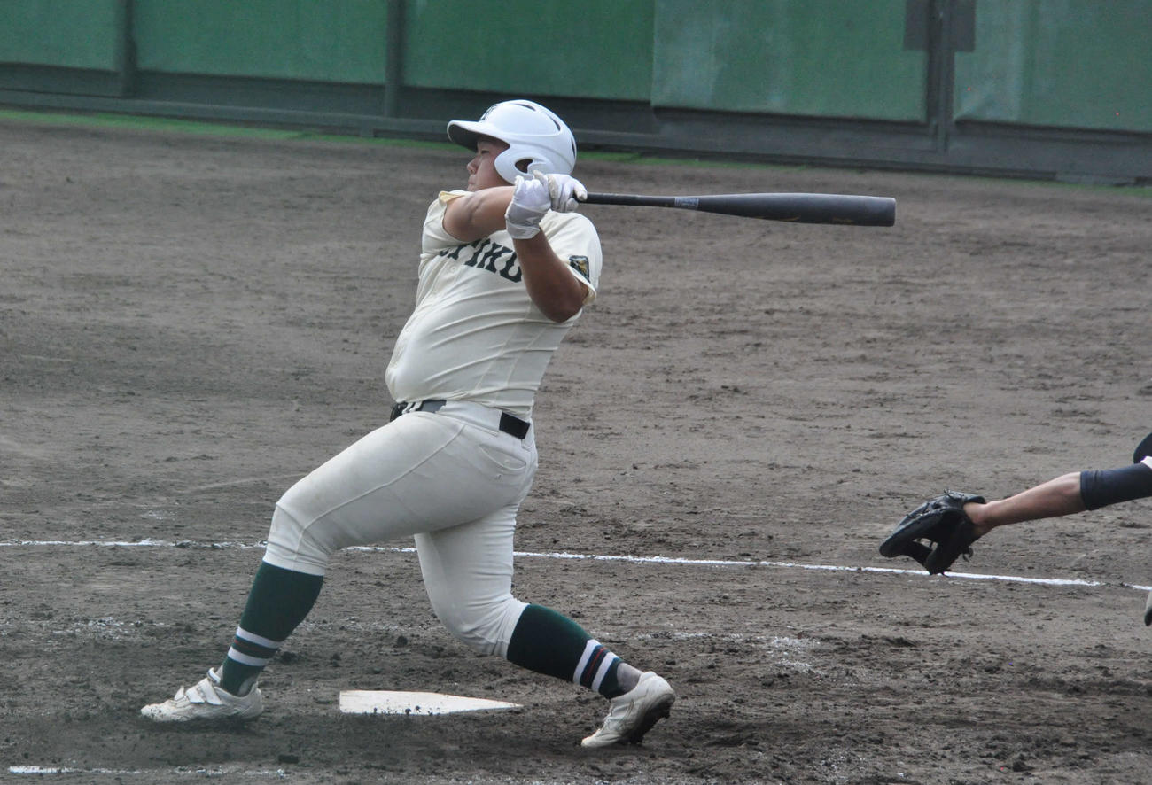 山崎戦の3回、報徳学園・花田大雅は、左前へこの日2本目の適時打を放つ（撮影・石橋隆雄）