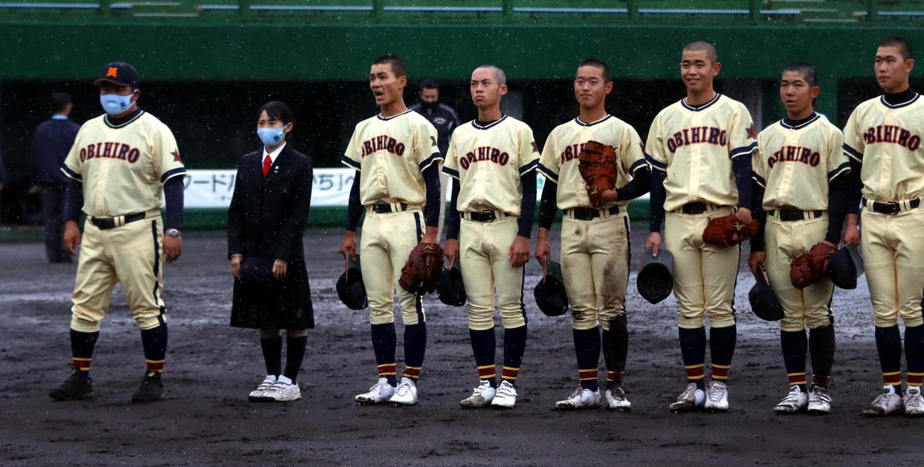 清水対帯広農　主将初陣を飾りスタンドにあいさつする帯広農の佐伯主将（左から3人目）（撮影・永野高輔）
