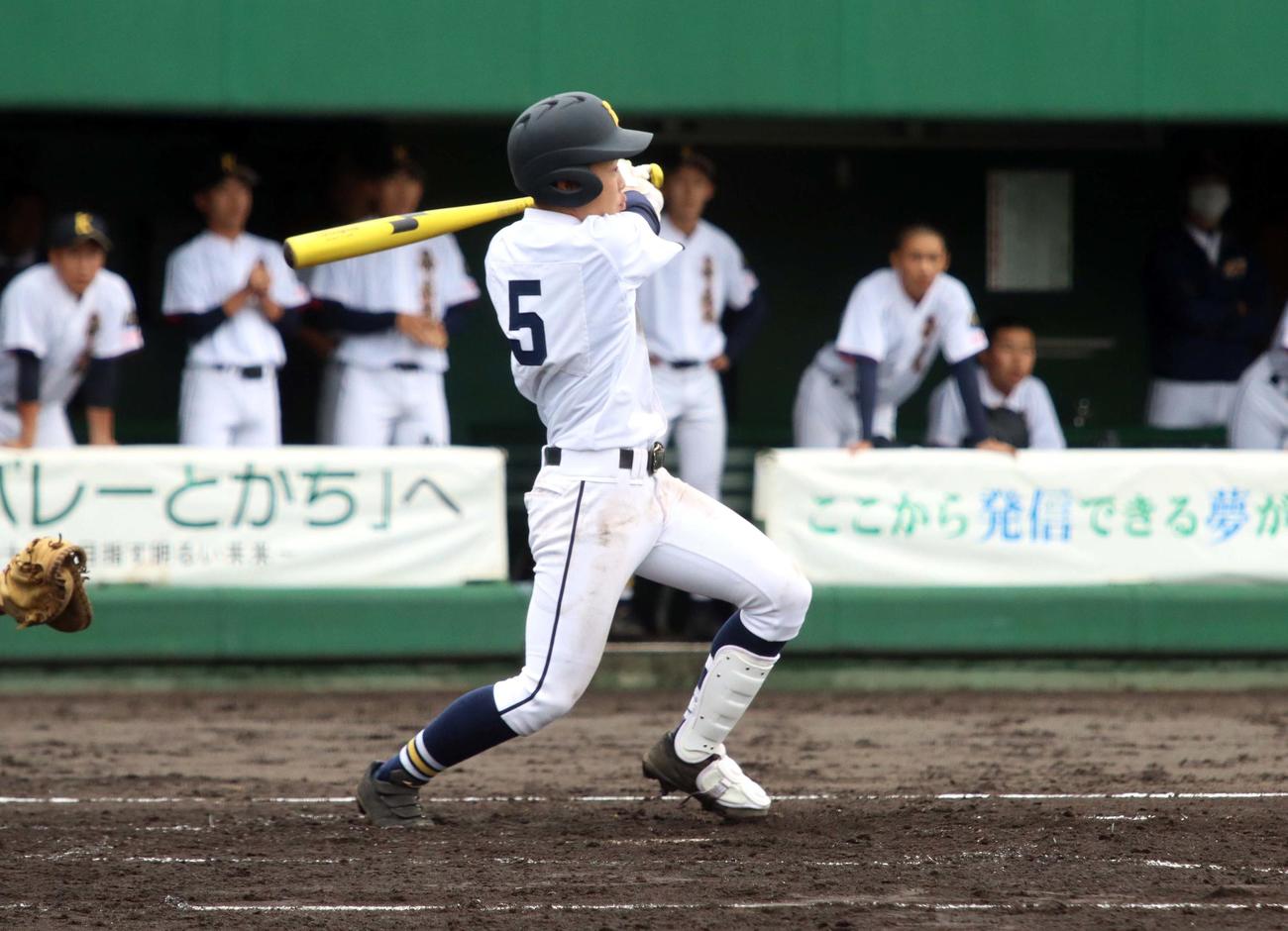 帯広北対士幌・更別農・音更　3回表帯広北2死二塁、1番上神田仁主将が左越え適時三塁打を放つ（撮影・永野高輔）