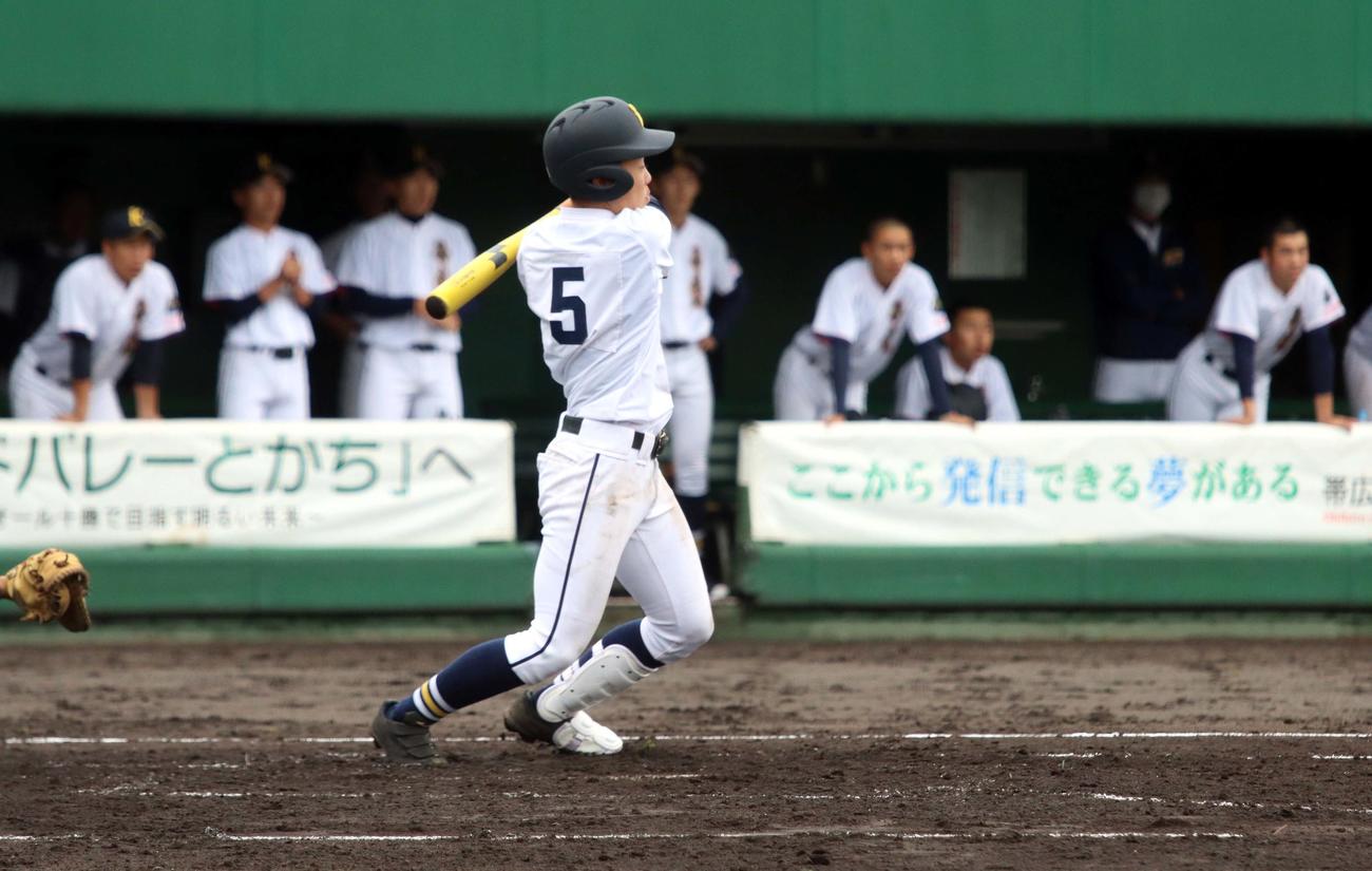 帯広北対士幌・更別農・音更　3回表帯広北2死二塁、1番上神田主将が左越え適時三塁打を放つ（撮影・永野高輔）