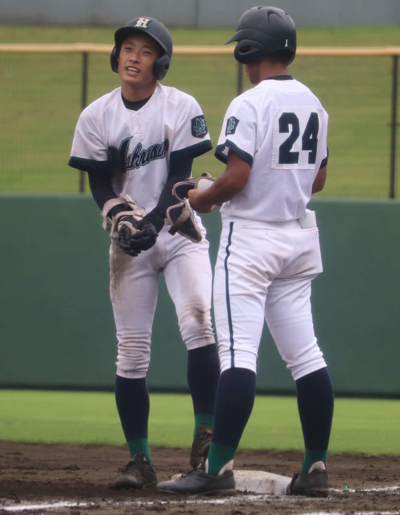白山対相模原中教校　5回表白山2死一、二塁、中前に適時打を放ち、一塁上で笑顔を見せる白山・丸（左）（撮影・湯本勝大）
