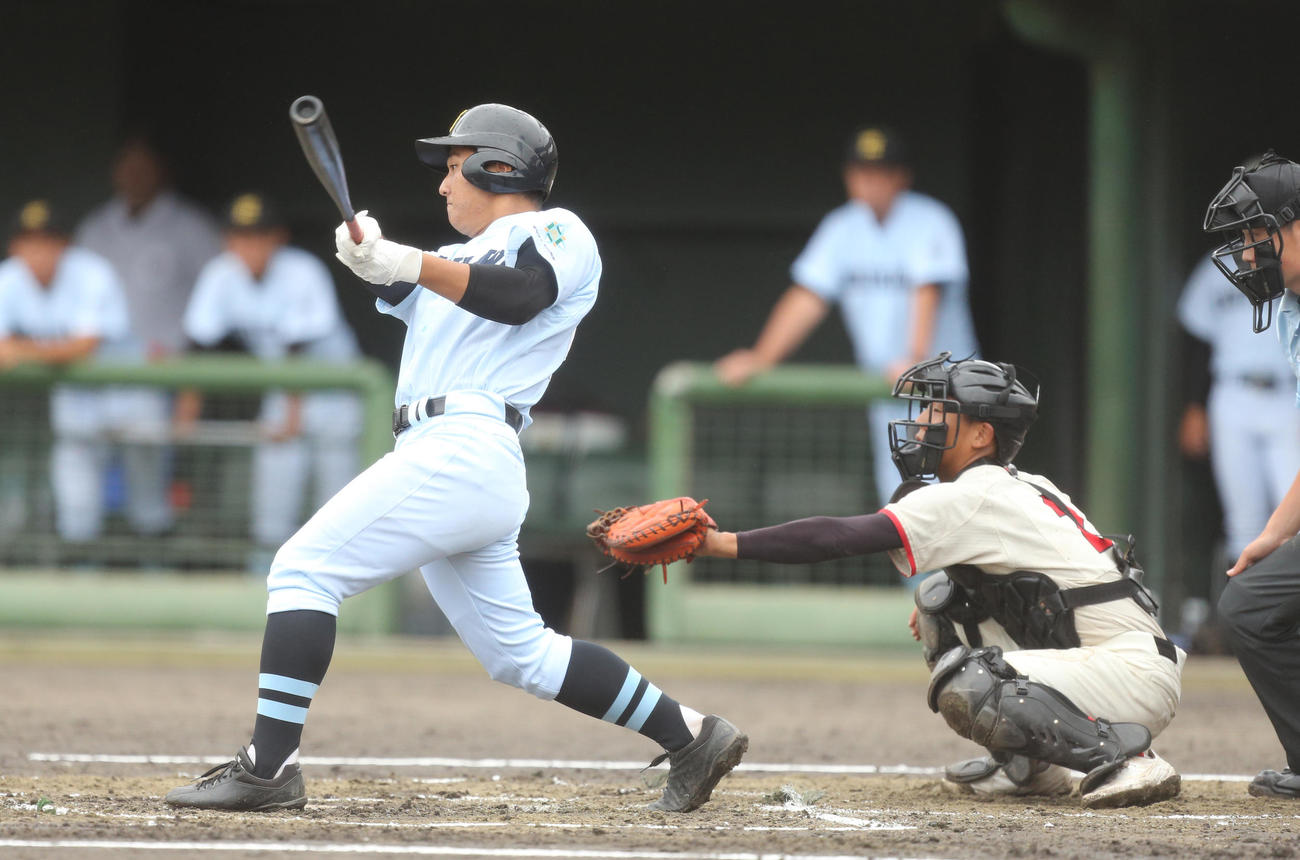 日大東北対学法石川　4回裏学法石川2死満塁、走者一掃の中越え適時三塁打を放つ倉田（撮影・野上伸悟）