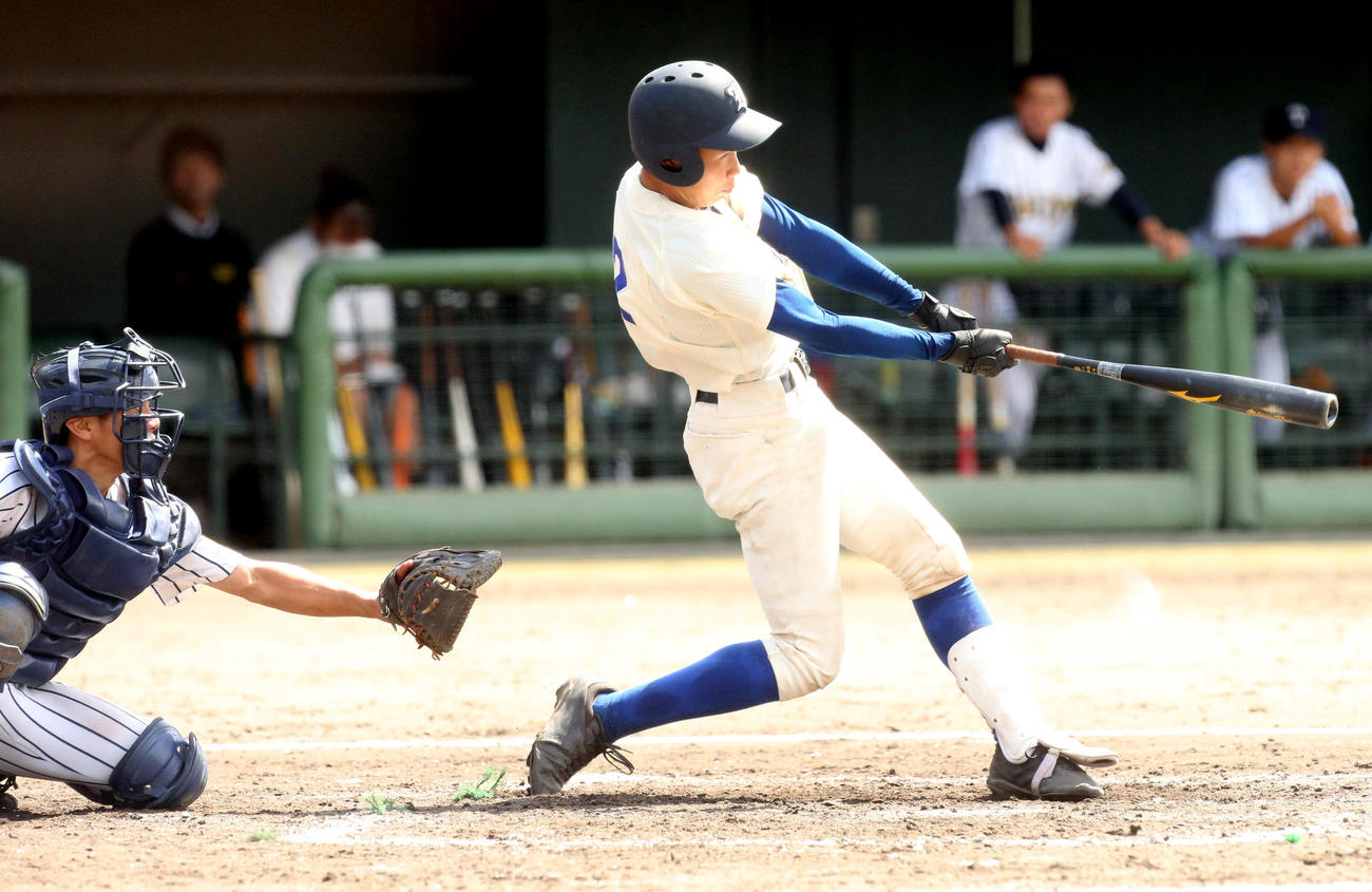 磐城対帝京安積　4回表磐城2死満塁、走者一掃の中越え適時三塁打を放つ野部（撮影・野上伸悟）