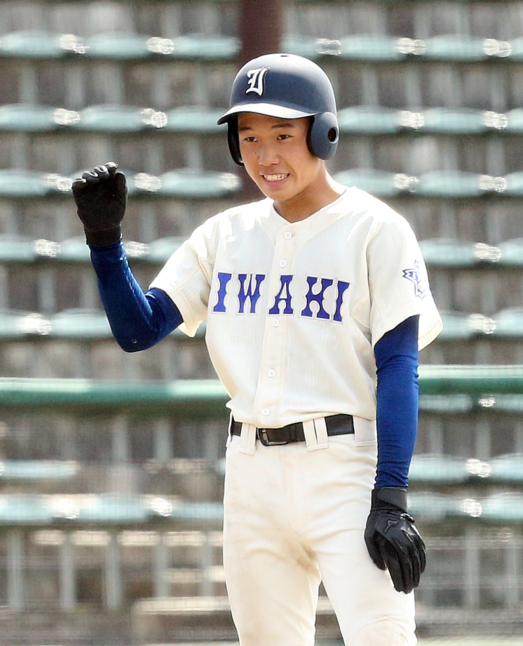 磐城対帝京安積　4回表磐城2死満塁、走者一掃の中越え適時三塁打を放ち、笑顔を見せる野部福太朗