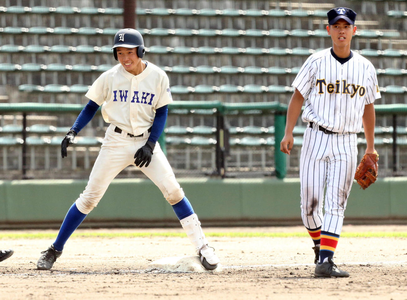 磐城対帝京安積　4回表磐城2死満塁、走者一掃の中越え適時三塁打を放ち、笑顔を見せる野部（撮影・野上伸悟）