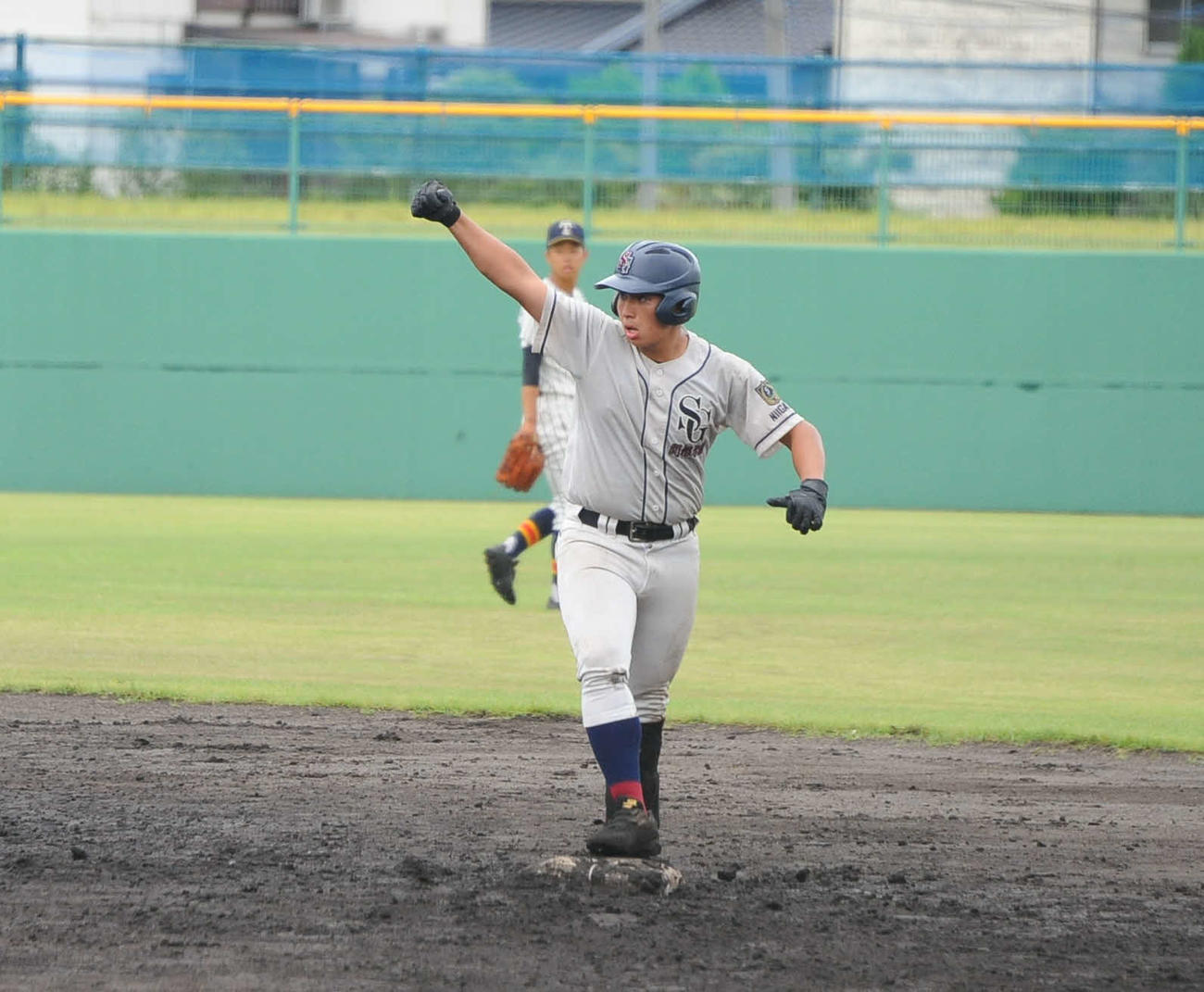 8回裏にこの試合2本目の適時打を放った尾身がガッツポーズ