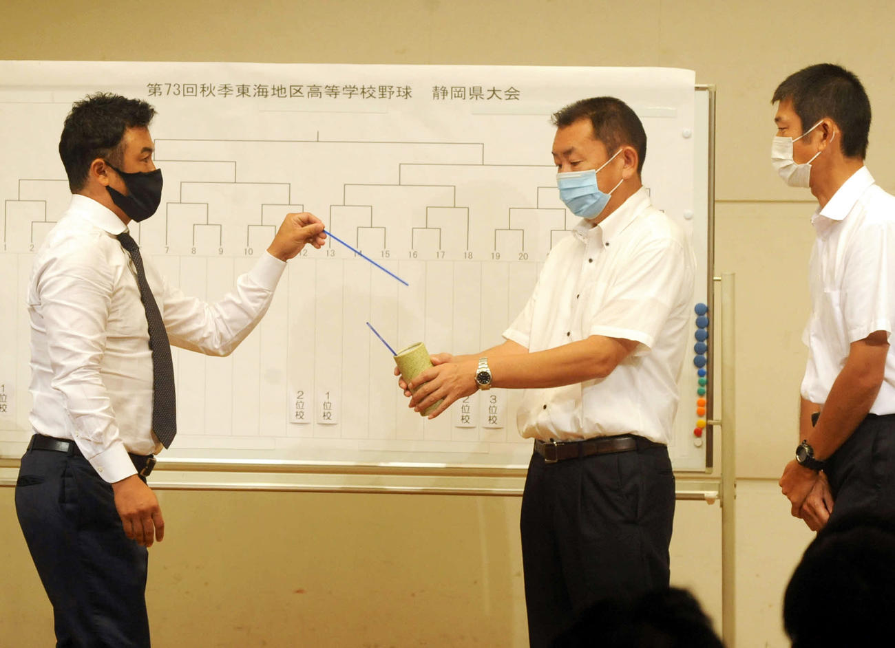 抽選会でくじを引く掛川西の大石監督（左）（撮影・河合萌彦）