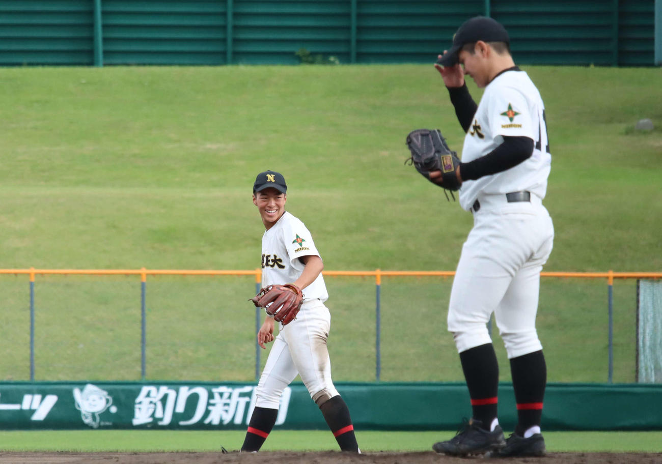 札幌日大対札幌藻岩　笑顔でチームメートに声を掛ける札幌日大・田中（左）（撮影・保坂果那）