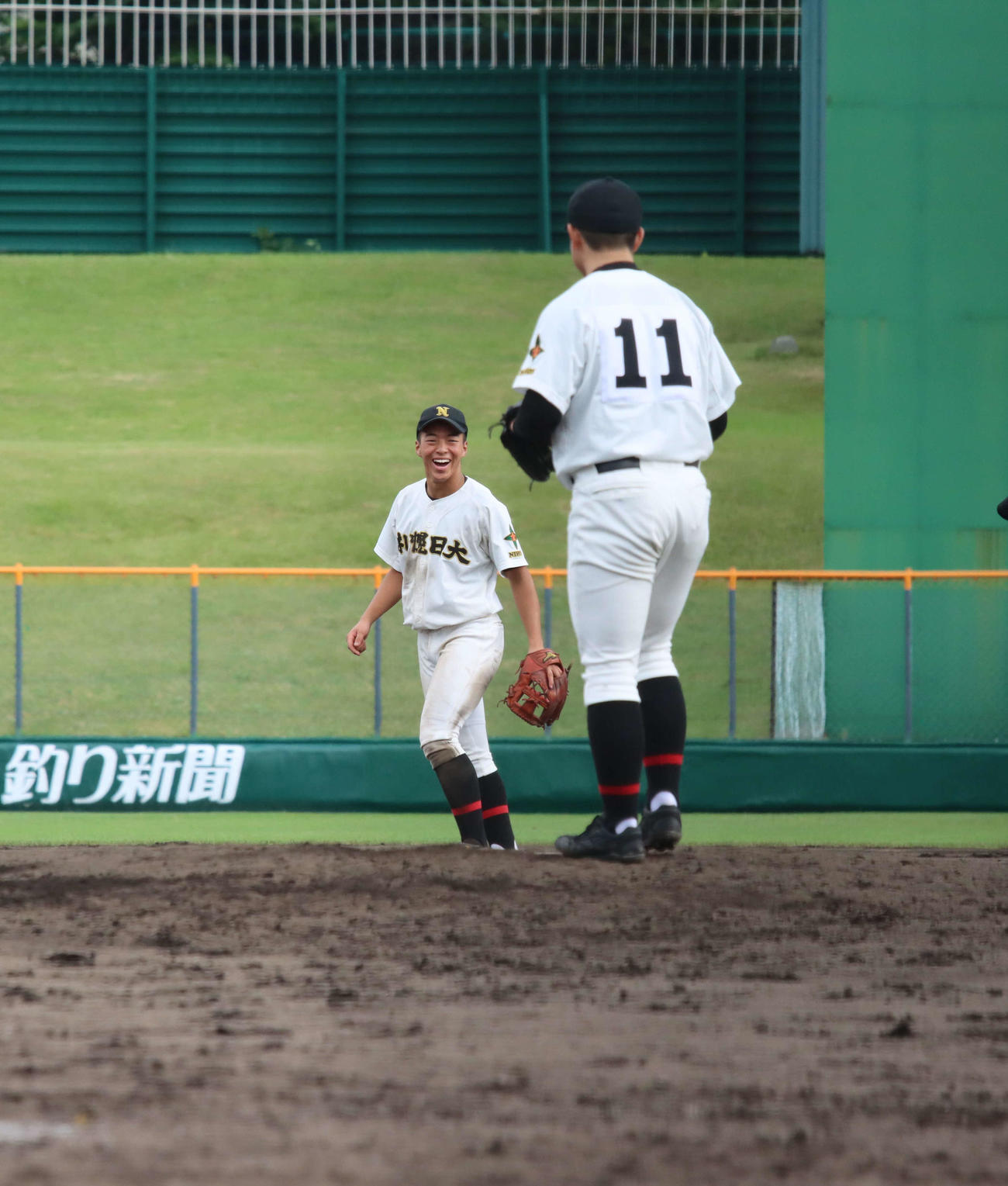 札幌日大対札幌藻岩　笑顔でチームメートに声を掛ける札幌日大・田中（左）（撮影・保坂果那）