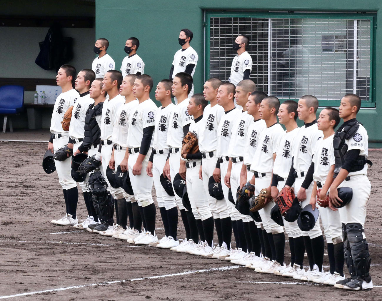 初戦を突破し校歌を歌う駒大苫小牧ナイン（撮影・浅水友輝）