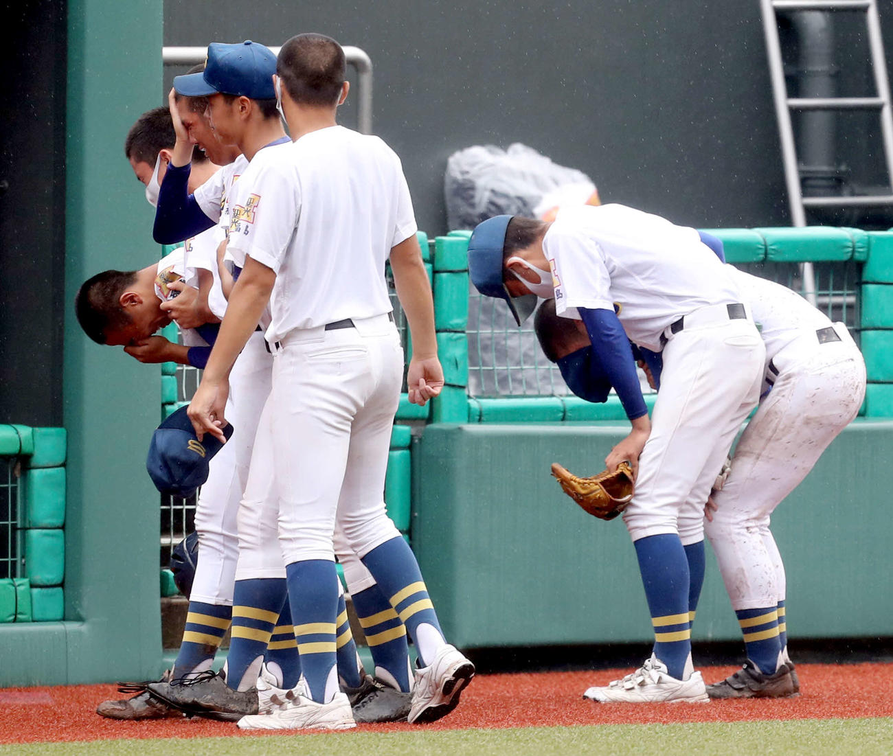 敗戦にうなだれる聖光学院の選手たち
