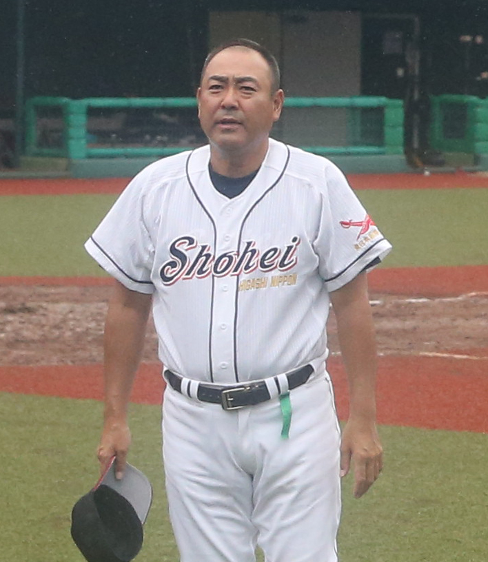 東日本国際大昌平対聖光学院　父兄にあいさつする東日本国際大昌平・伊藤監督（撮影・野上伸悟）