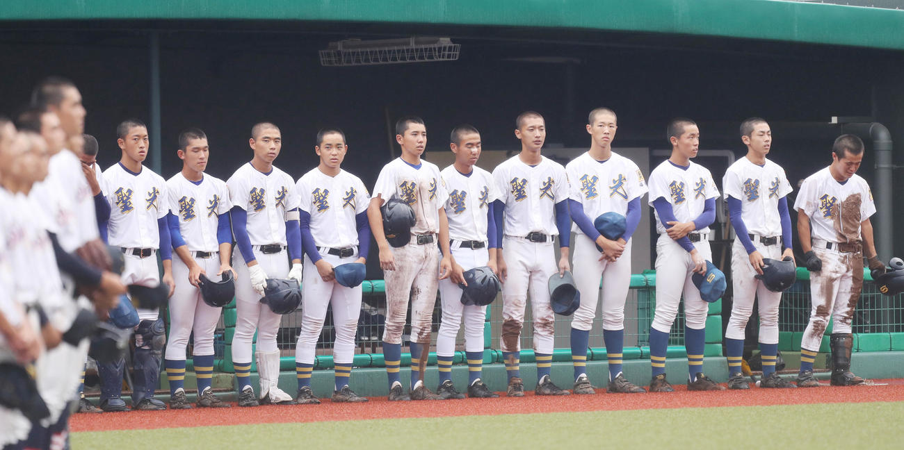 東日本国際大昌平対聖光学院　6－7で敗れがっくりする聖光学院の選手たち（撮影・野上伸悟）