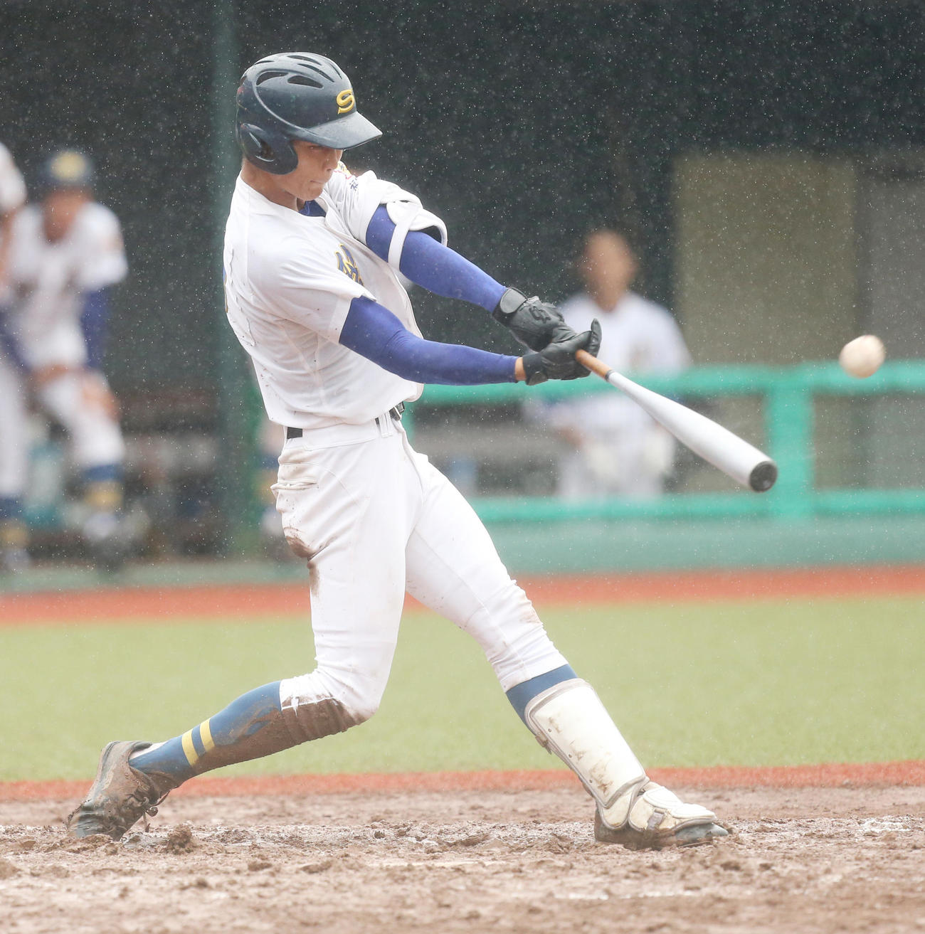 東日本国際大昌平対聖光学院　8回裏聖光学院2死一、二塁、左越え適時二塁打を放つ坂本（撮影・野上伸悟）