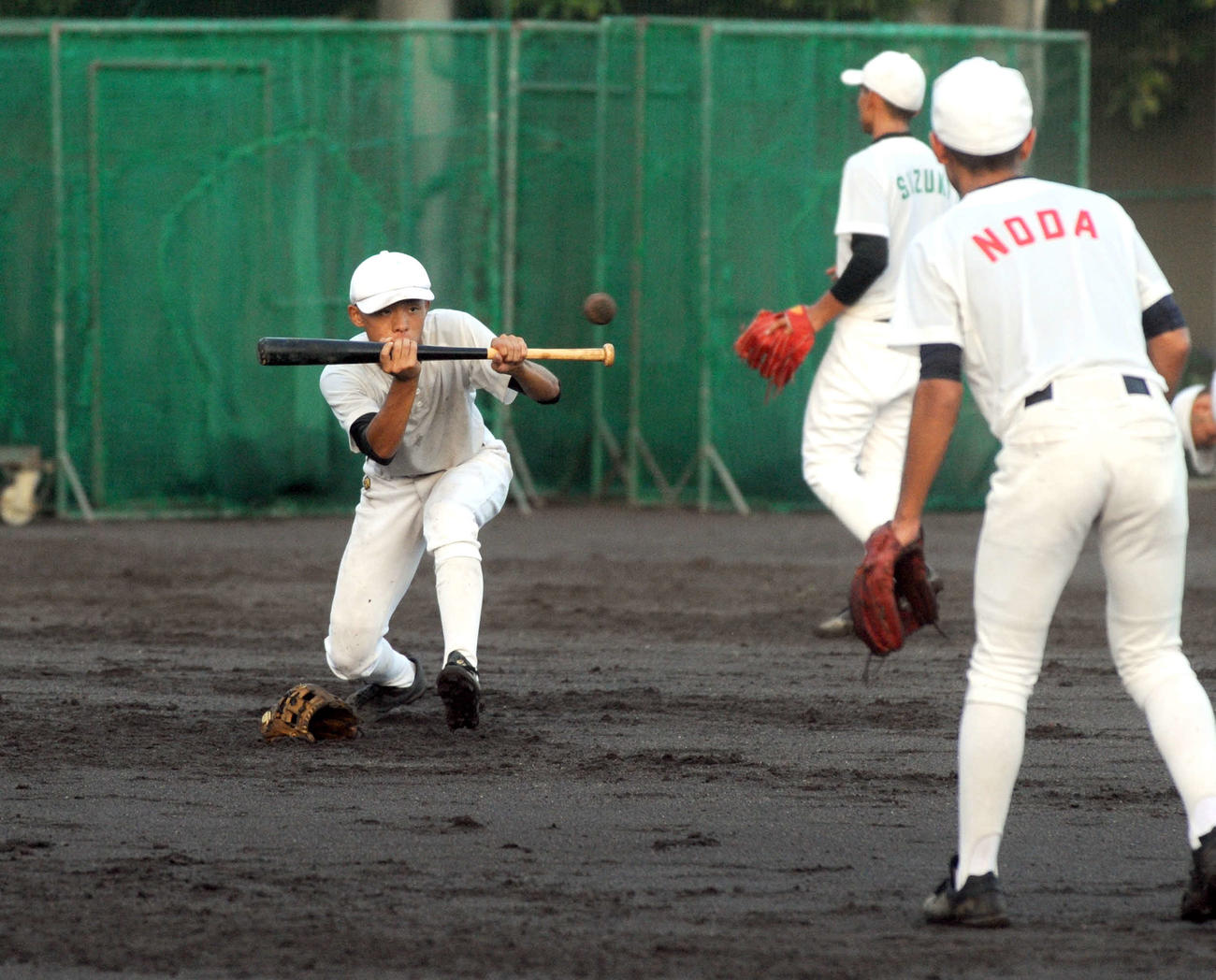 伊豆中央の選手は、真剣なまなざしでバント練習をする
