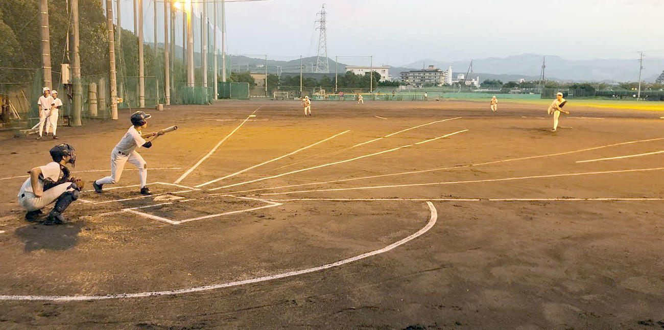 伊豆中央ナインは、グラウンドに白線を引いてバント練習を行う