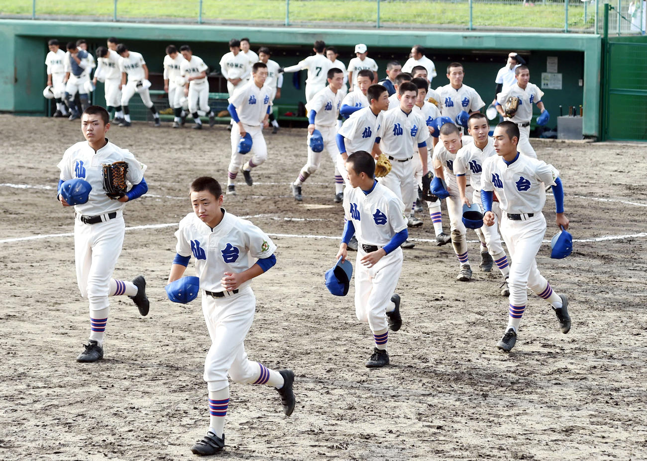 応援席へあいさつに向かう仙台の選手たち（撮影・相沢孔志）