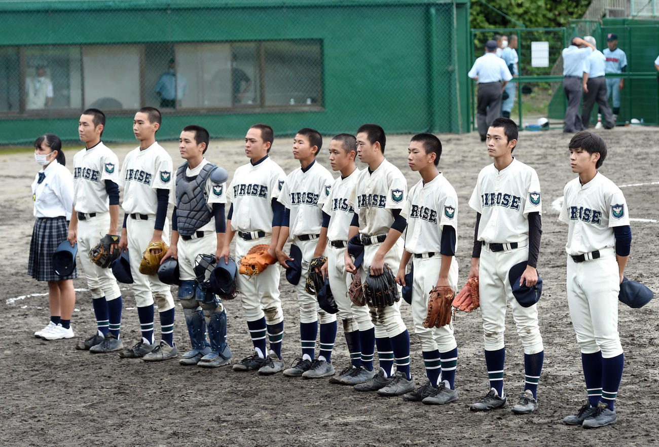 宮城水産・本吉響・石巻北対宮城広瀬　応援席にあいさつする宮城広瀬の選手たち（撮影・相沢孔志）