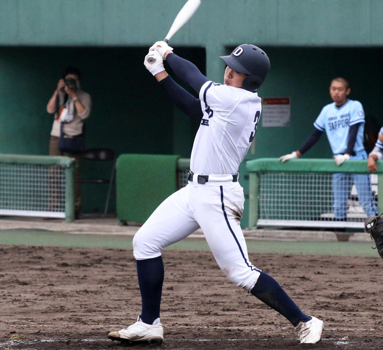 初回の公式戦初本塁打を含む2安打2打点で打線をけん引した札幌第一・伊藤（撮影・浅水友輝）