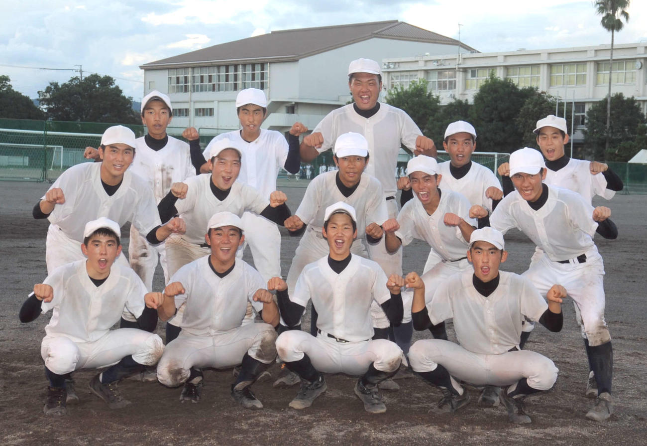 部員わずか14人でも元気いっぱいの焼津中央ナイン。前列左端が正木