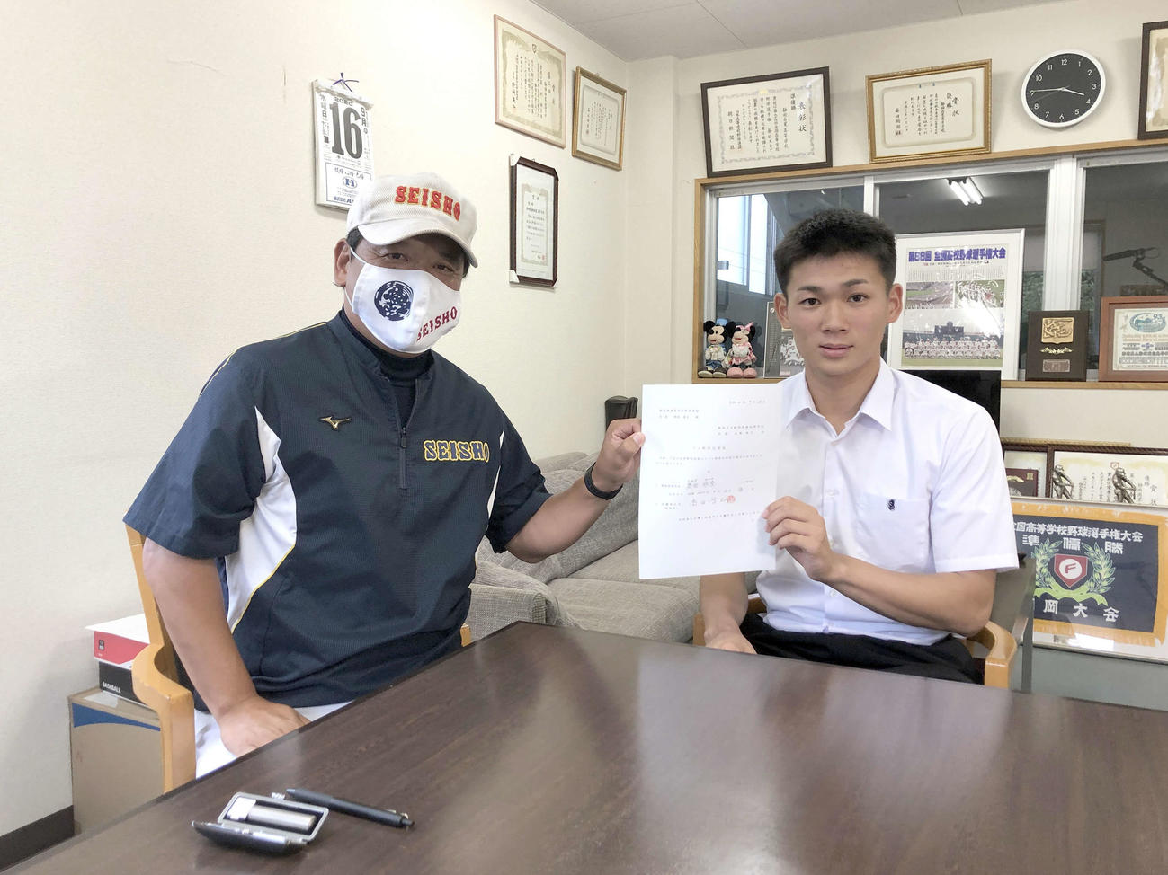 プロ志望届にそれぞれの名前を記入した静岡商の高田（右）と高田監督