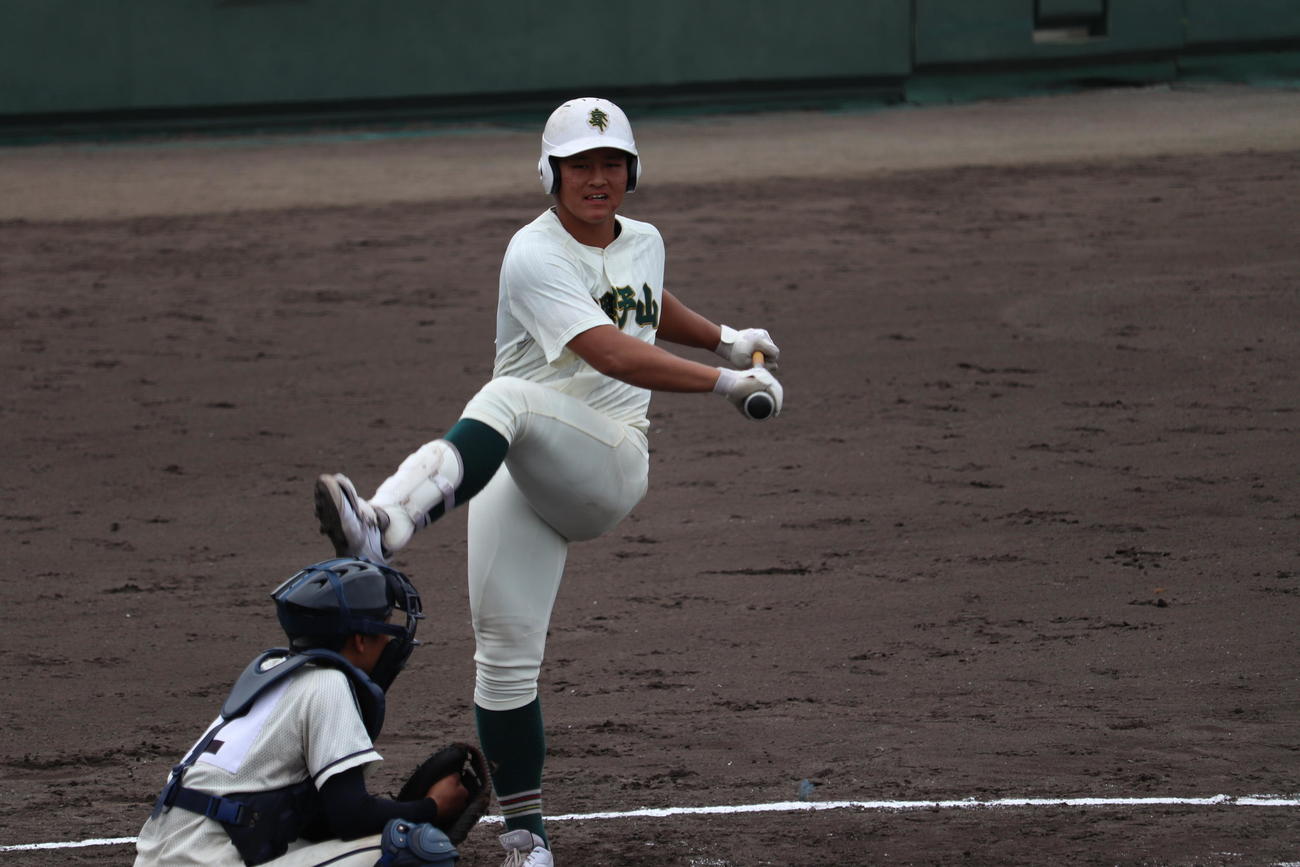 打席に入る際、明石商・来田をまねたルーティーンを行う高野山・渡辺