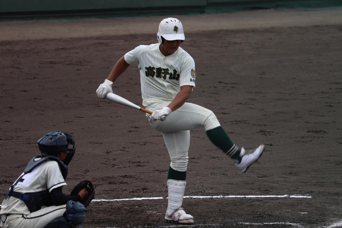 打席に入る際、明石商・来田を真似たルーティーンを行う高野山・渡辺