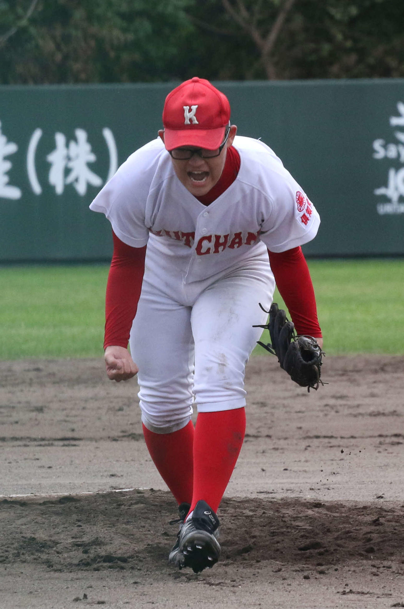 小樽水産対倶知安　8回表小樽水産2死満塁、倶知安の牟田はピンチを切り抜け雄たけびを上げる（撮影・浅水友輝）