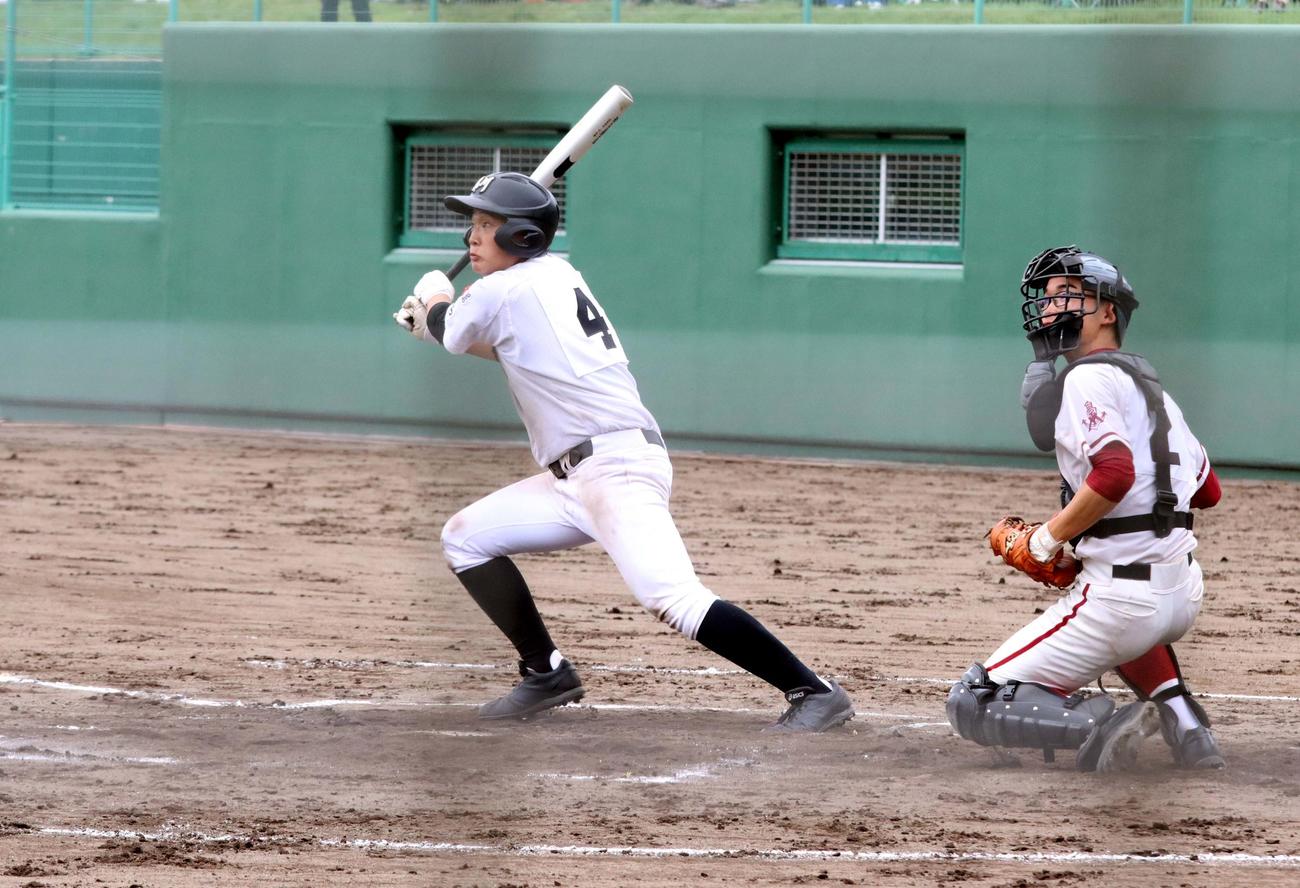 鵡川対室蘭栄　7回表鵡川2死三塁、門脇が左前適時打を放つ（撮影・永野高輔）