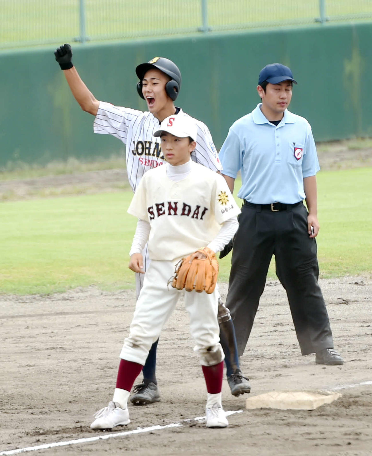 仙台二対仙台城南　7回裏仙台城南1死一、三塁、逆転の2点三塁打を放ち、右腕を突き上げる倉片（撮影・相沢孔志）