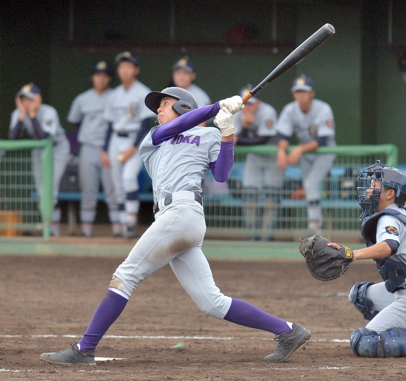 5回裏盛岡工1死、左越え二塁打を放つ五日市（撮影・鎌田直秀）