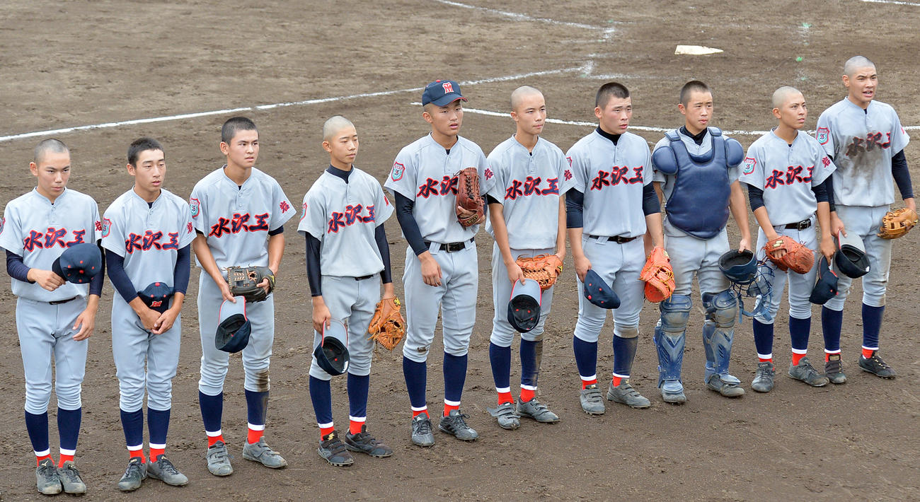 逆転勝ちしてスタンドの保護者らにあいさつする伊藤（右から4人目）ら水沢工の選手たち（撮影・鎌田直秀）