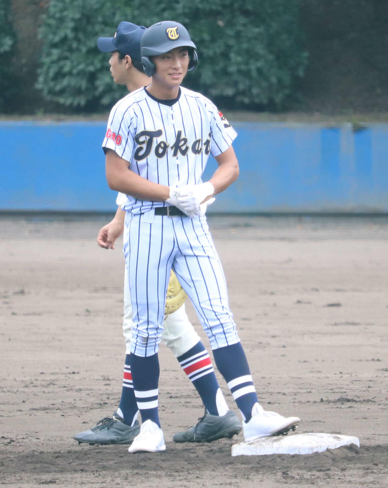 小川対東海大菅生　3回裏東海大菅生1死三塁、左中間に適時二塁打を放ち、塁上で笑顔を見せる東海大菅生・堀町（撮影・湯本勝大）